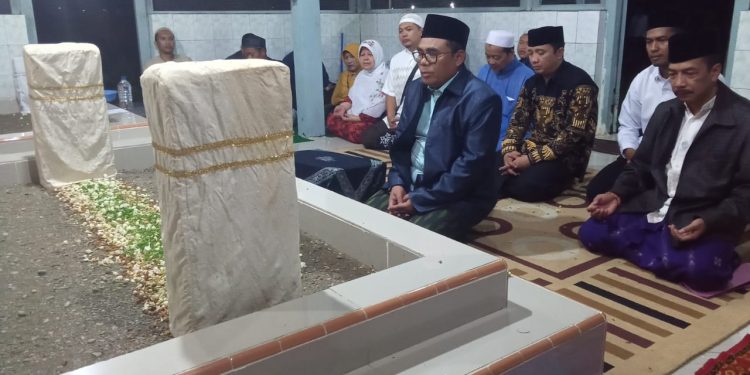 Siapa Bilang Tawassul di Makam Orang Shaleh Musyrik?