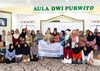 Dari Bandeng hingga Branding, Pengabdian Masyarakat FSM UNDIP Bekali 50 Santri Fathimah Al-Amin Skill Wirausaha