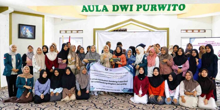 Dari Bandeng hingga Branding, Pengabdian Masyarakat FSM UNDIP Bekali 50 Santri Fathimah Al-Amin Skill Wirausaha